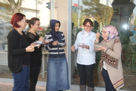 Akdağcı, Vatandaşlara ve Esnafa Aşure Dağıttı